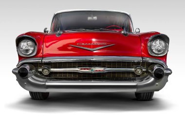 Kırmızı renkli 1957 Chevrolet ön görünümü