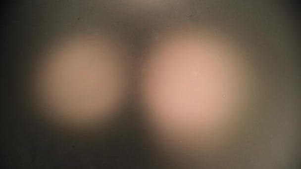 Hombre Aterrador Desnudo Irreconocible Mirando Detrás Vaso Congelado Cuidadosamente — Vídeos de Stock