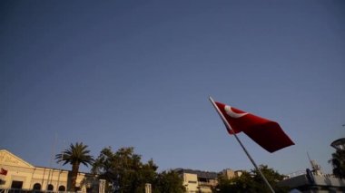 İzmir Türkiye'de ve Goverment evinin önünde Türk bayrağı dalgalı.