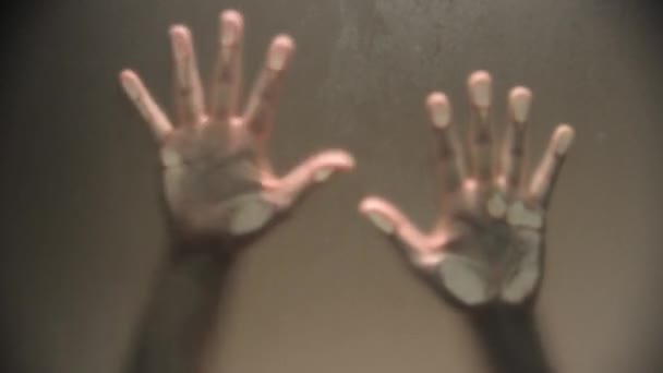 Duas Mãos Atrás Vidro Fosco Algum Movimento Estranho Até Baixo — Vídeo de Stock