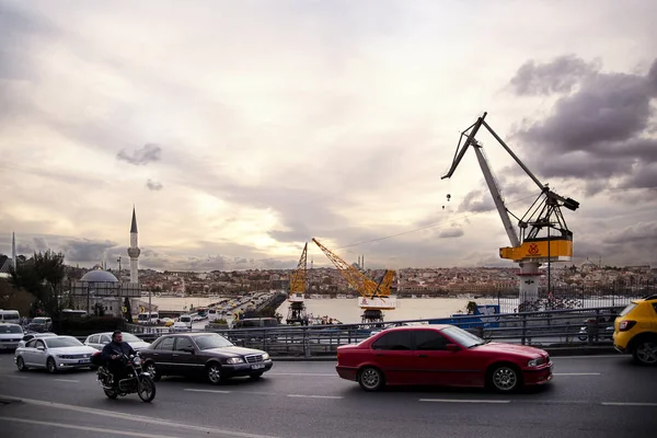 Landschaft von Istanbul Truthahn. Eminonu-Brücke eingeschlossen. — Stockfoto