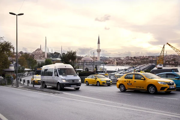 Paisaje de Estambul Turquía. Puente Eminonu incluido . — Foto de Stock