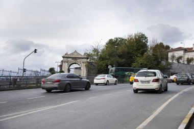 Araba ile Unkapanı köprü ters görüş.