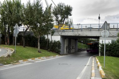 Karayolu Köprüsünün altında.