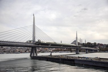 İstanbul ve Süleymaniye manzarası ile Unkapanı metro köprüsü