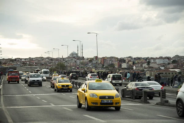 İstanbul Türkiye'den manzara. Eminönü köprüsü dahil. — Stok fotoğraf