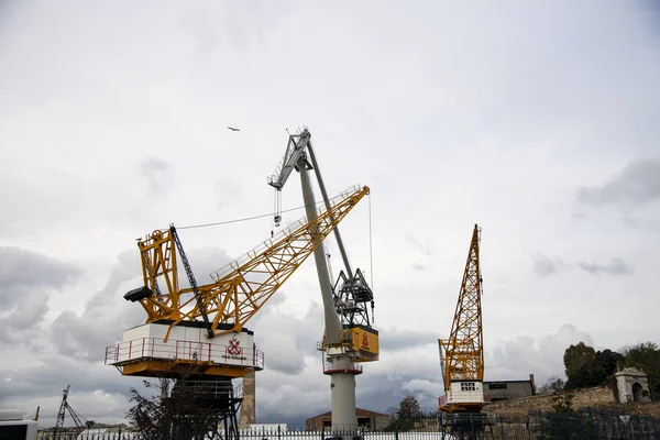 Halic shipyard cranes on a cloudy day. — Stock Photo, Image