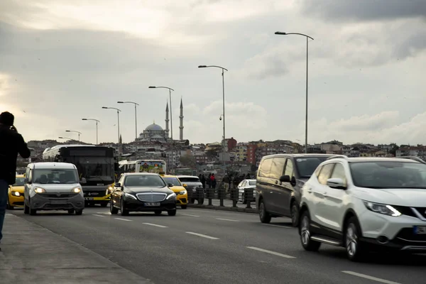 İstanbul Türkiye'den manzara. Eminönü köprüsü dahil.