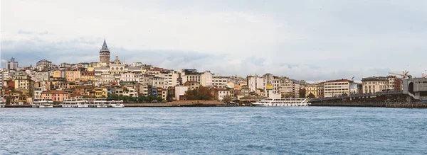 Panoramalandschaft von Karakoy istanbul mit Dampfbooten, Meer. a — Stockfoto