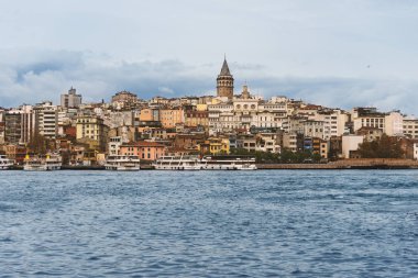  Karaköy İstanbul'un buharlı tekneleri, denizi ile peyzajı. ve Galata