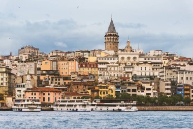  Karaköy İstanbul'un buharlı tekneleri, denizi ile peyzajı. ve Galata