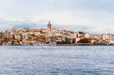  Karaköy İstanbul'un buharlı tekneleri, denizi ile peyzajı. ve Galata