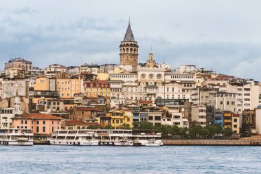  Karaköy İstanbul'un buharlı tekneleri, denizi ile peyzajı. ve Galata