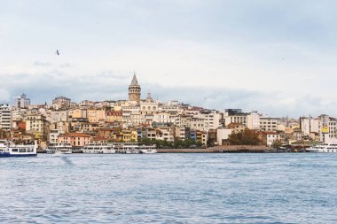  Karaköy İstanbul'un buharlı tekneleri, denizi ile peyzajı. ve Galata