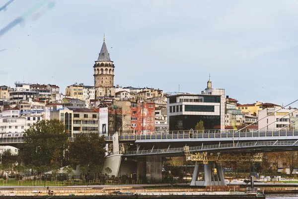 Paisagem de Karakoy Istambul com barcos a vapor, mar. e Galata — Fotografia de Stock