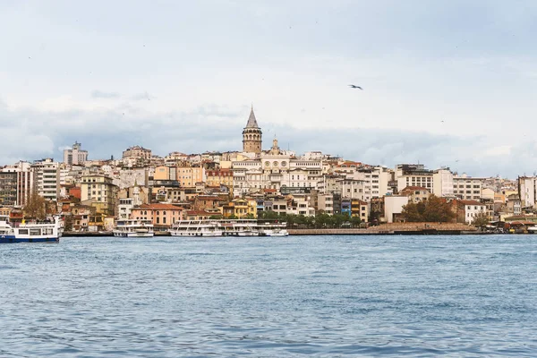 Landschaft von Karakoy istanbul mit Dampfbooten, Meer. und Galata — Stockfoto