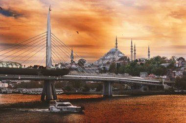 İstanbul Eminönü'nde Unkapanı Metro köprüsü ve Süleymaniye Camii