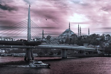 İstanbul Eminönü'nde Unkapanı Metro köprüsü ve Süleymaniye Camii