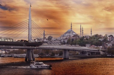 İstanbul Eminönü'nde Unkapanı Metro köprüsü ve Süleymaniye Camii