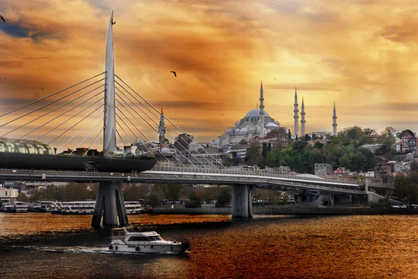 Unkapani U-Bahn-Brücke und suleymaniye Moschee in Istanbul eminonu — Stockfoto