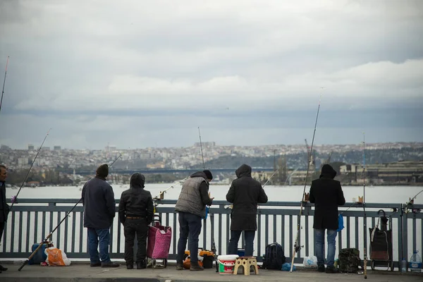 Unkapanı köprüsünde balık avlamak. İstanbul Türkiye.