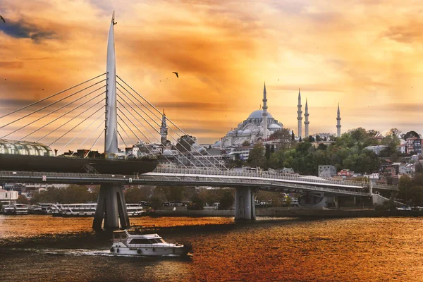 Ponte de metro Unkapani e Mesquita Suleymaniye em Istambul Eminonu — Fotografia de Stock