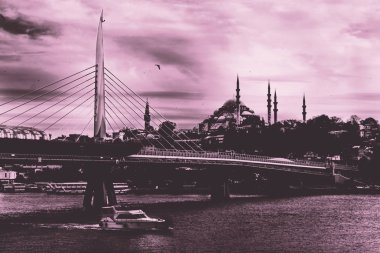 İstanbul Eminönü'nde Unkapanı Metro köprüsü ve Süleymaniye Camii