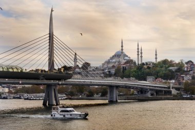 İstanbul Eminönü'nde Unkapanı Metro köprüsü ve Süleymaniye Camii