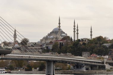 İstanbul Eminönü'nde Unkapanı Metro köprüsü ve Süleymaniye Camii