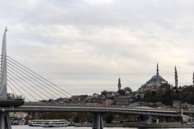 İstanbul Eminönü'nde Unkapanı Metro köprüsü ve Süleymaniye Camii