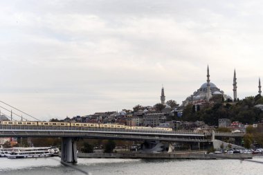 İstanbul Eminönü'nde Unkapanı Metro köprüsü ve Süleymaniye Camii