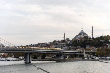 İstanbul Eminönü'nde Unkapanı Metro köprüsü ve Süleymaniye Camii
