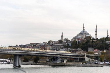 İstanbul Eminönü'nde Unkapanı Metro köprüsü ve Süleymaniye Camii