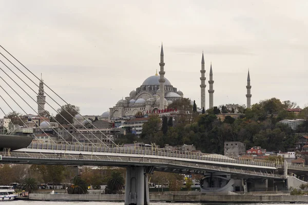 Ponte de metro Unkapani e Mesquita Suleymaniye em Istambul Eminonu — Fotografia de Stock
