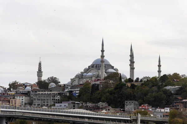 Ponte de metro Unkapani e Mesquita Suleymaniye em Istambul Eminonu — Fotografia de Stock