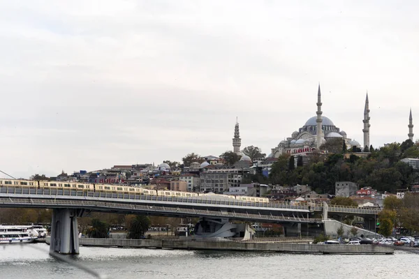 Unkapani Metro Bridge i Meczet Sulejmana w Stambule Eminonu — Zdjęcie stockowe