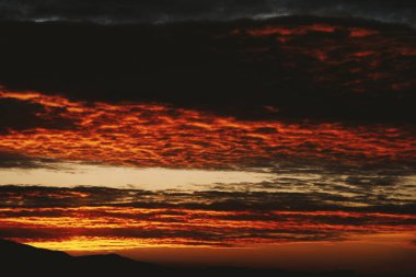 Gün doğumunda bulutlu gökyüzü.