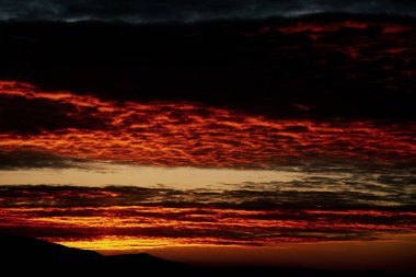 Gün doğumunda bulutlu gökyüzü.