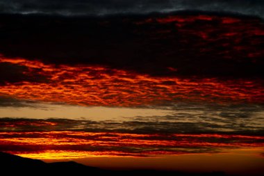 Gün doğumunda bulutlu gökyüzü.