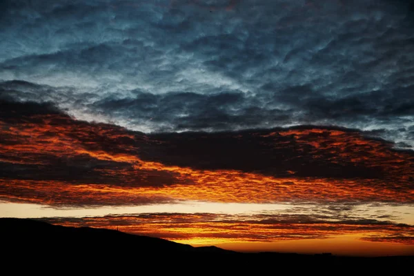 Bewölkter Himmel bei Sonnenaufgang. — Stockfoto