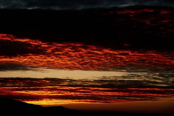 Felhős égbolt a napfelkeltét. — Stock Fotó