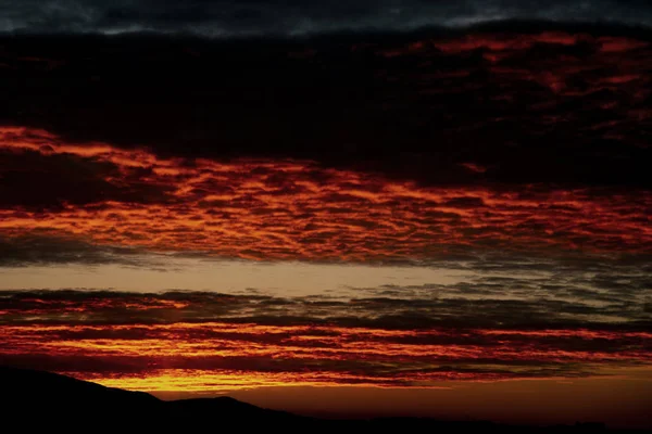 Cielo nuvoloso all'alba . — Foto Stock