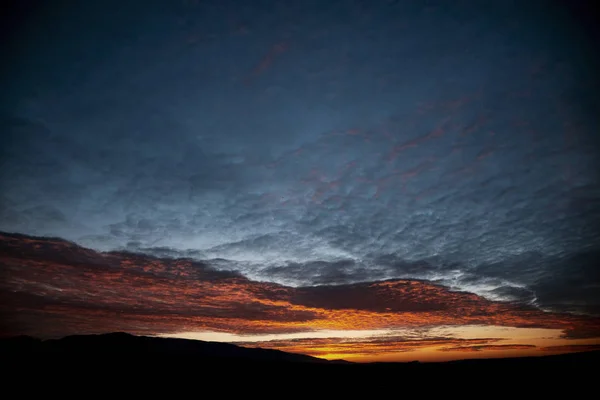 Cielo nuvoloso all'alba . — Foto Stock