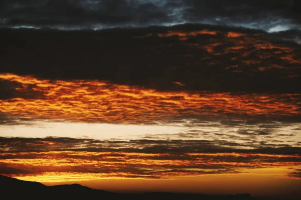 Συννεφιασμένος ουρανός την αυγή. — Φωτογραφία Αρχείου
