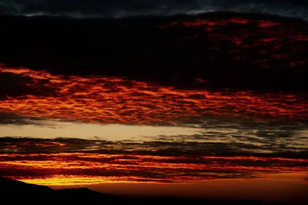 Felhős égbolt a napfelkeltét. — Stock Fotó