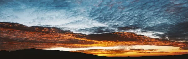 Bewölkter Himmel bei Sonnenaufgang. — Stockfoto