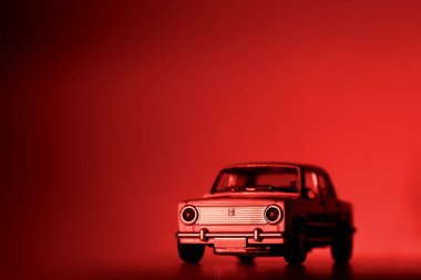 Bir oyuncak arabanın ön görünümü.