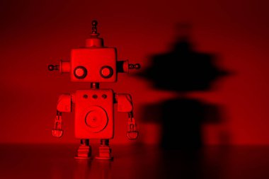 Kırmızı arka plan üzerinde robot.