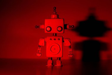 Kırmızı arka plan üzerinde robot.