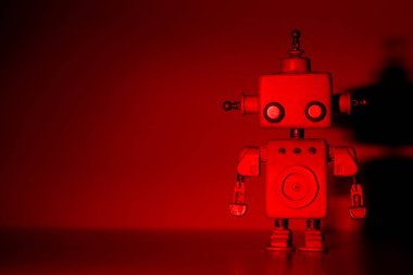 Kırmızı arka plan üzerinde robot.